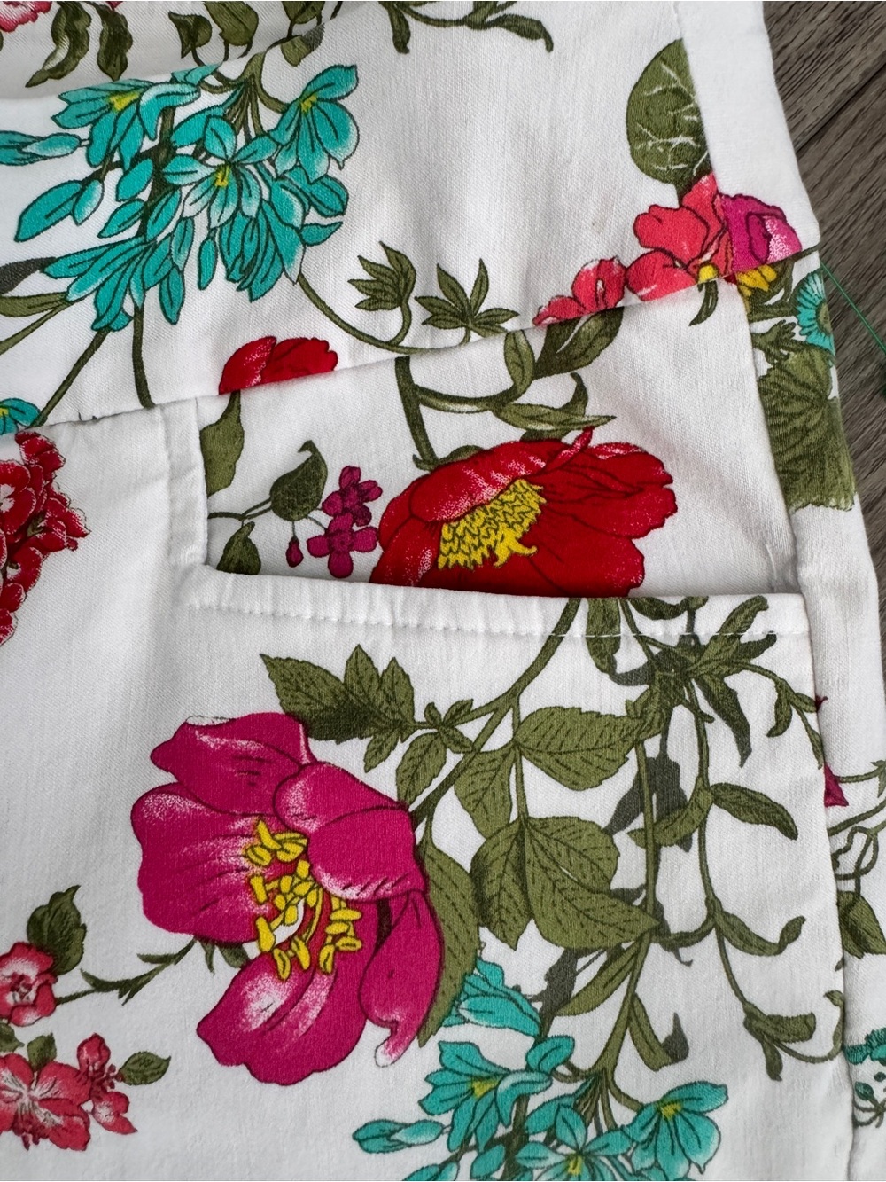 Floral Pull On Capri Pants Plus Size 1X 16W 18W White Stretch Crop - Picture 3 of 8